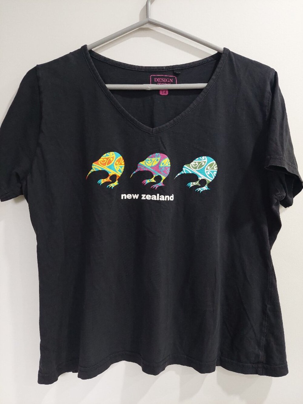 Design Apparel New Zealand Kiwi Planet V-neck t-shirt Women's 14